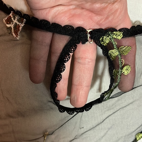 Embroidered Vibrant Flowers on Black Mesh size Medium Underwire Stretchy NEW - Picture 4 of 16